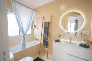Koupelna v ubytování Ocean Vibes with sea view and private heated pool
