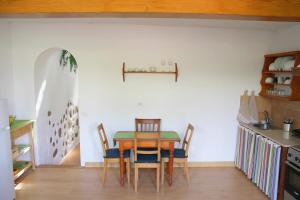 - une salle à manger avec une table et des chaises dans l'établissement Casa BellaVista de Haría, à Haría