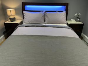 Una cama o camas en una habitación de Luxury 1 bed apartment + 1 Sofa Bed Can sleep Up To 4 People 5 Mins Barnet Station Free Parking
