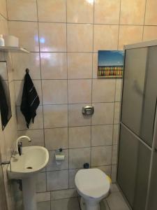 een badkamer met een toilet en een wastafel bij Off hostel floripa in Florianópolis