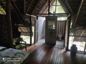 Zimmer mit Tür und WC in einem Haus in der Unterkunft Hospedaje SELVA DE AVES in Leticia
