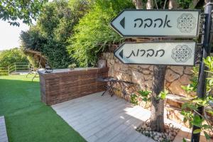 Zahrada ubytování אוסנתה סוויטת בוטיק עם בריכה פרטית