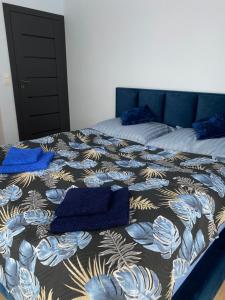 Una cama con almohadas azules encima. en Apartament „Słoneczna Polana” Kudowa Zdrój, en Kudowa-Zdrój