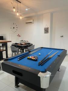 Meja biliard di Ktv！Pool！3 Bedroom 3.5 Bathroom 25pax 2600sf