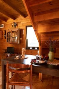 沃姆扎的住宿－Janówka，小屋内的厨房配有桌椅