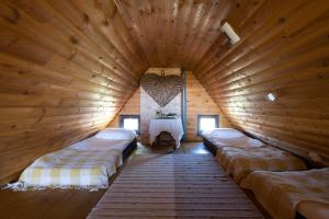 een kamer met drie bedden in een houten kamer bij Janówka in Łomża