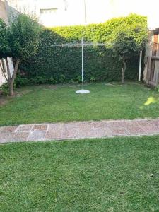 a yard with a fountain in the grass at Amplio Dpto en el corazón de Carhué in Carhué