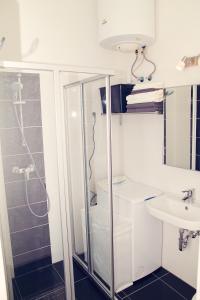 y baño con ducha y lavamanos. en Trendy & Cozy Apartment at Heroes' Square en Budapest