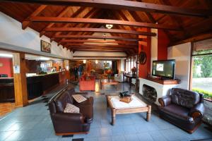 TV a/nebo společenská místnost v ubytování Hosteria Casa Giralda