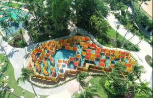 uma vista aérea de um resort com uma piscina em 16 Forest City homestay-free WIFI-森林城市民宿 em Johor Bahru