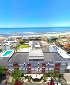 una vista aérea de un edificio y del océano en Farol Hotel, en Torres