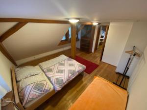 Poschodová posteľ alebo postele v izbe v ubytovaní Apartmány Dolní Vítkov