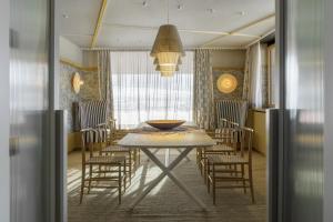 comedor con mesa y sillas en ICARO Hotel, en Alpe di Siusi