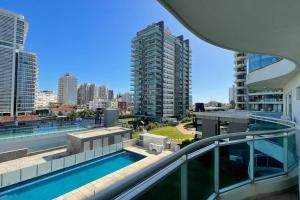 a balcony with a swimming pool on top of a building at Punta del Este, Sol y Luna II, Departamento 301 in Punta del Este