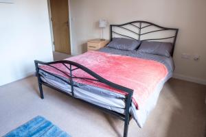a bedroom with a bed with a black frame at Lovely 2 bedrooms apartment in Portsmouth