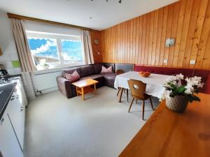 ein Wohnzimmer mit einem Sofa und einem Tisch in der Unterkunft Apartment Schilcher in Oberau