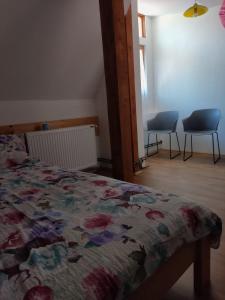 sypialnia z łóżkiem i 2 krzesłami w obiekcie Povratak prirodi w mieście Divčibare