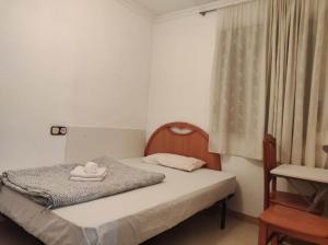 una piccola camera con letto e finestra di 30-3- Бюджетная КОМНАТА в квартире для 2 человека, Alicante ad Alicante