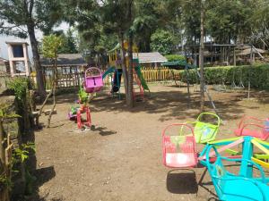 un patio con un parque infantil colorido. en Triple Eden Resort - Naivasha en Naivasha