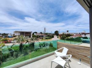 a balcony with a view of a tennis court at SYRAH Premium B2 - Vistas al Parque by depptö in Punta del Este