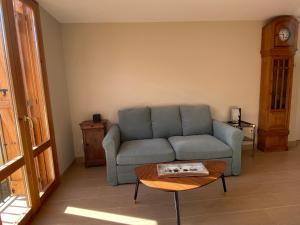 sala de estar con sofá azul y mesa en Apartamento Casa Francho 2, en Panticosa