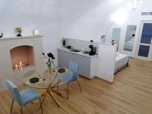 a living room with a table and chairs and a bed at Appartamenti Mascagni in Sannicandro di Bari