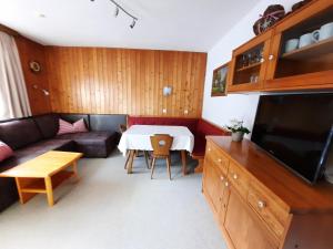 sala de estar con mesa y sofá en Apartment Schilcher, en Oberau