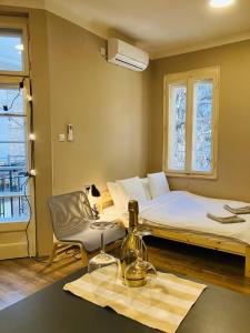 SajmišteSalon Studio Savamala的一间卧室，里面有一张床、一把椅子和一张桌子