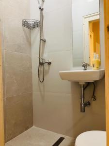 SajmišteSalon Studio Savamala的浴室配有淋浴和洗手池 更多18张照片