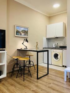 SajmišteSalon Studio Savamala的房间里有一张桌子和凳子的厨房