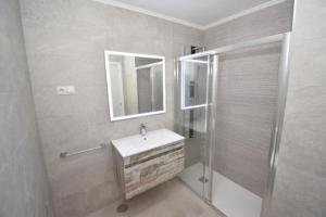 a bathroom with a sink and a shower and a mirror at Bajo,Puebla Lucia,Fuengirola in Fuengirola