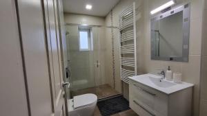 Kúpeľňa v ubytovaní Relax Apartments Sárvár A1 + 6 fotografií