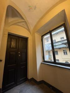 a hallway with a door and a window at Lila House in Turin