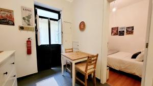 a small room with a table and a bed at House Bairro Estrela D`Ouro in Lisbon