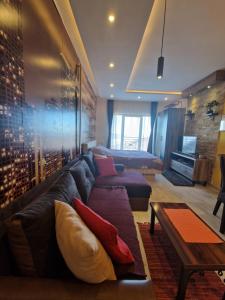 a living room with a couch and a bed at Milmari Resort P41 in Kopaonik