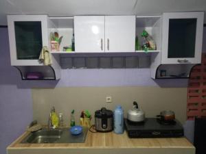 Virtuvė arba virtuvėlė apgyvendinimo įstaigoje Villa Roemah JPS New