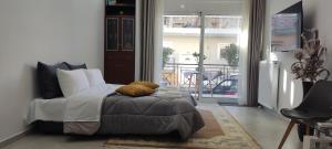 a bedroom with a bed and a view of a balcony at Modern apartment in Itea in Itea