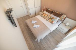 an overhead view of a bedroom with a bed at Bella Apartment in Novi Sad