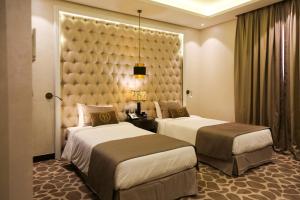 Een bed of bedden in een kamer bij The B Premiere Hotel