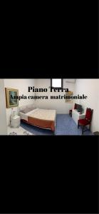 una camera con letto, divano e sedia di Enza Vacanze a Santa Maria di Castellabate