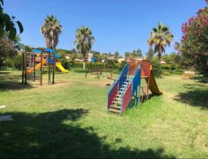 Otroško igrišče poleg nastanitve Pizzo Beach Club Apartment Ginevra