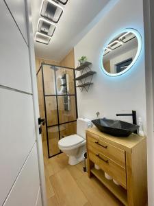 トプリツァにあるHill House SDのバスルーム(洗面台、トイレ、鏡付)