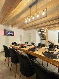 トプリツァにあるHill House SDの大きな会議室(大きな木製テーブル、椅子付)