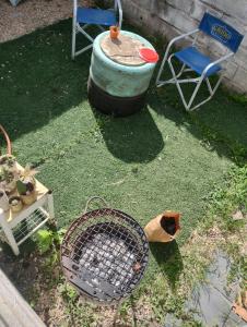 un jardín con un alimentador de aves y una silla en Duplex Olavarría en Olavarría