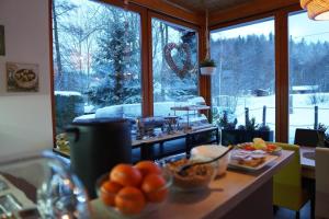 Pension Pohoda في مالا مورافكا: مطبخ مع طاولة مع طعام ونافذة