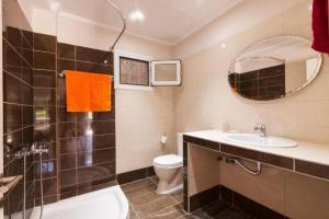 Et badeværelse på Georgia's Apartments, Ipsos Corfu + 44 billeder