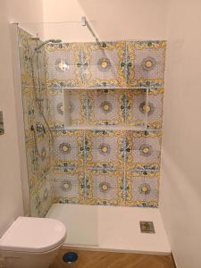 a bathroom with a toilet and a shower curtain at Casa Wenner 1 in Naples