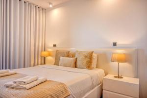 フンシャルにあるSeculo XXI-U, a Home in Madeiraのベッドルーム1室(ベッド1台、タオル2枚付)