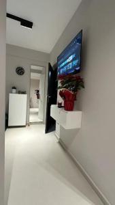 um quarto com uma televisão de ecrã plano na parede em Host Apartament Elio em Tirana