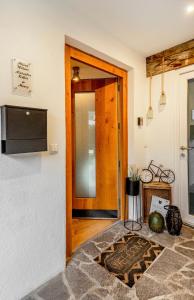 Habitación con puerta y mesa con alfombra en The Dolomiti View, en Debant